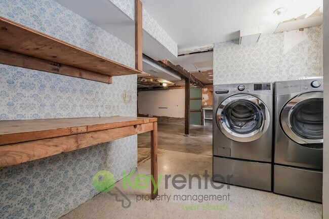 Building Photo - Des Moines 3 Bed Gem with Hot Tub and Spacious Layout