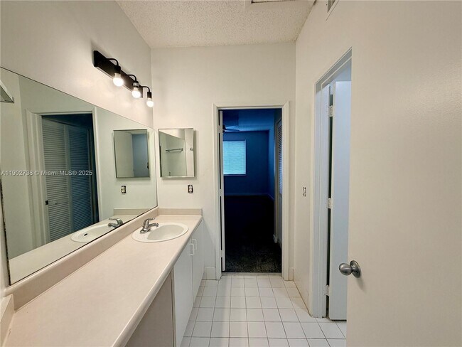 Building Photo - 6984 SW 39th St