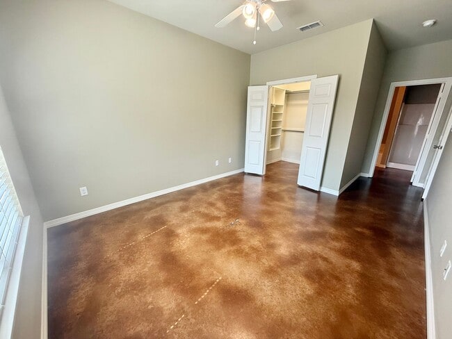 Building Photo - Spacious 3-bed/2-bath with Garage!