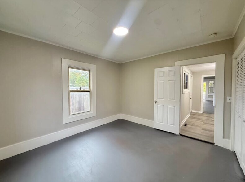 Building Photo - 341 Allen St