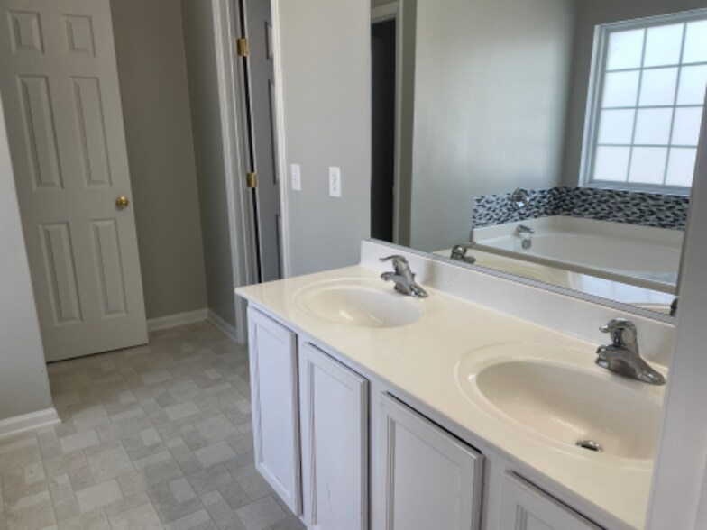 Building Photo - 1621 Brown Owl Dr