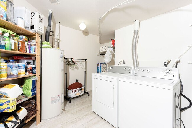 Building Photo - Stunning 4 Bedroom 3 and a Half Bath Bethe...