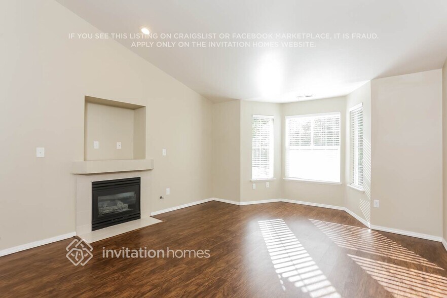 Building Photo - 18511 E Country Club Dr