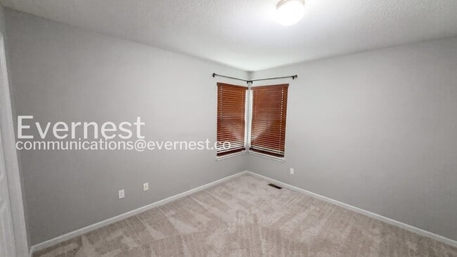 Building Photo - 5 Bed, 3 Bath Home with Fenced Yard & Garage / Pet-Friendly / Available Now!