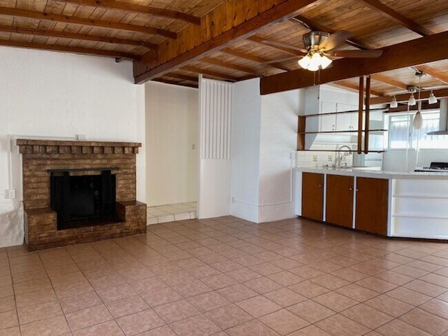 Building Photo - Vintage 1 Bedroom, 1 Bath Bungalow