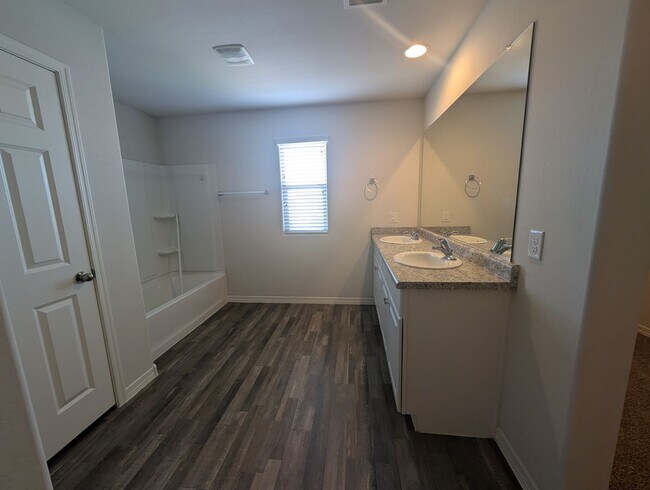 Building Photo - 3 Bedroom, 2.5 Bathroom Riverbend Home