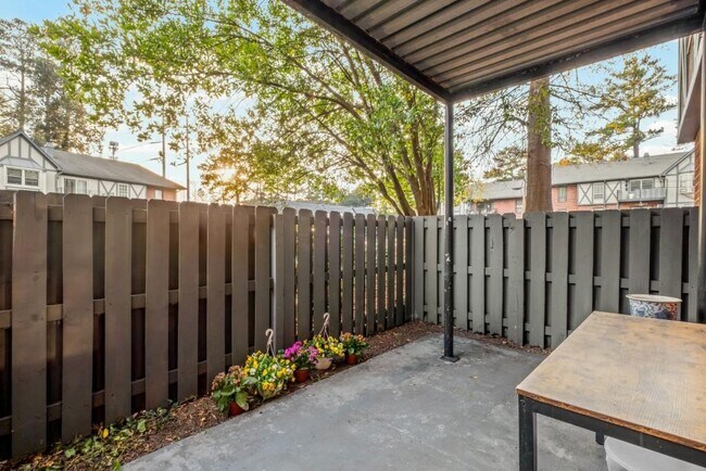 Building Photo - 6851 Roswell Rd