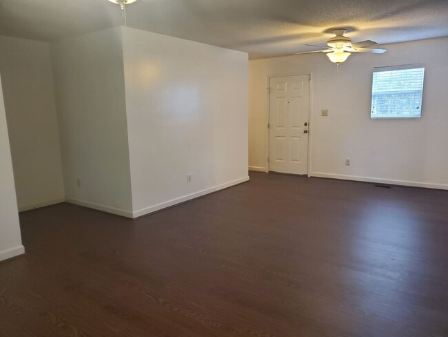 Building Photo - NEW LISTING! 3 Bedroom/ 2 Full Bath Home L...
