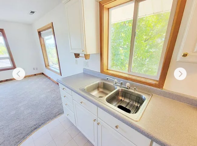 Building Photo - Spacious upper 3-bedroom unit with 2 full ...