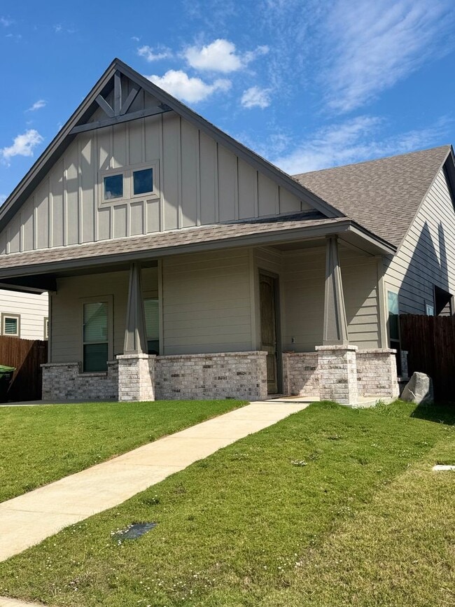 Building Photo - 3/2/2 MOVE IN SPECIALS -Great Location -