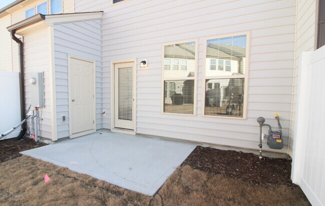 Building Photo - Beautiful and Bright 3 bedroom 2.5 bath Townhouse in Brightleaf with a Garage!!