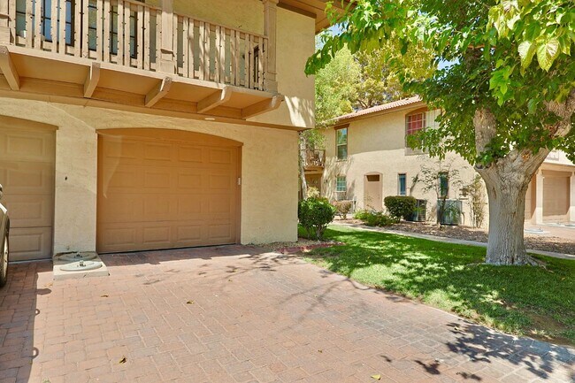 Building Photo - 3181 Pinehurst Dr