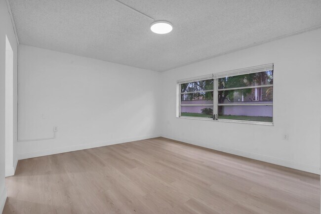 Building Photo - 1102 Bahama Bend