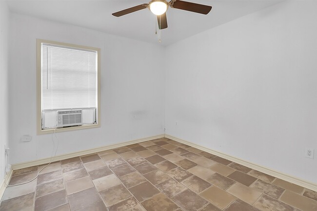 Building Photo - 727 S Iowa St