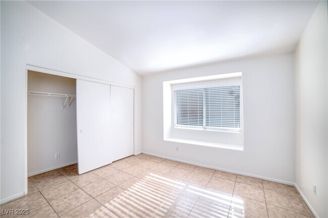 Building Photo - 2542 N Grand Basin Dr