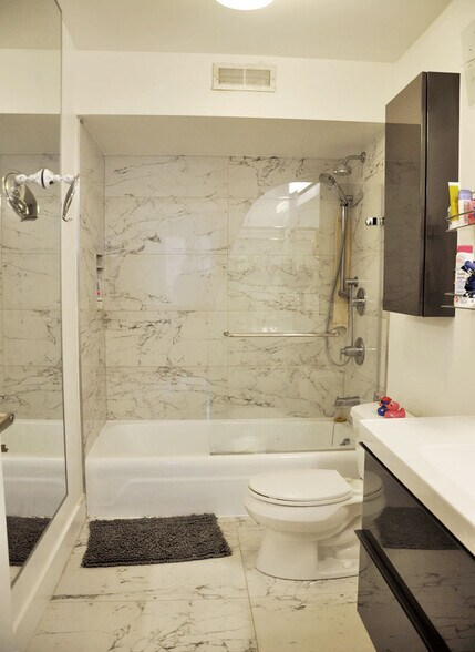bath Room - 6007 N Sheridan Rd
