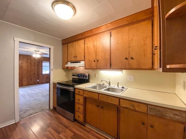 Building Photo - One Plus Bedroom House For Rent!