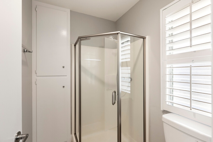 Building Photo - 1901 Altura Dr