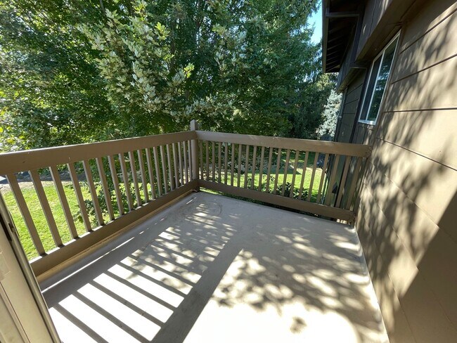 Building Photo - Application Pending - 2 Bedroom Condo for Rent - Hood River