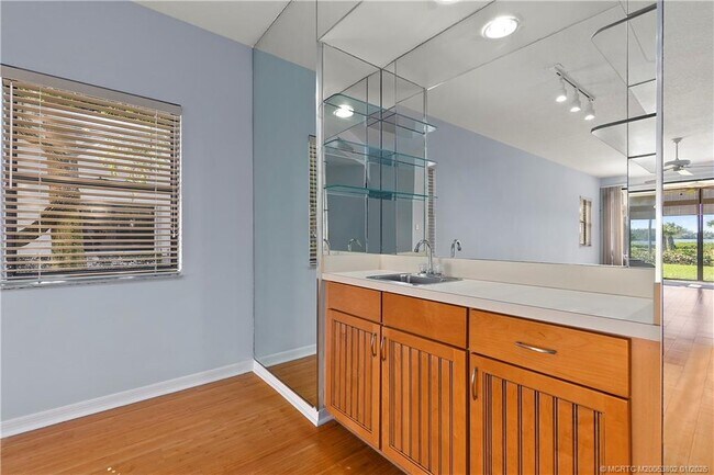 Building Photo - 6122 SE Landing Way