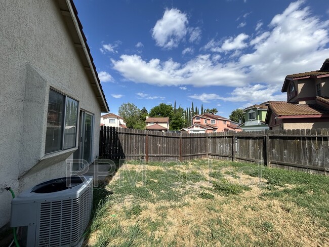Building Photo - 4956 Villa Royale Way