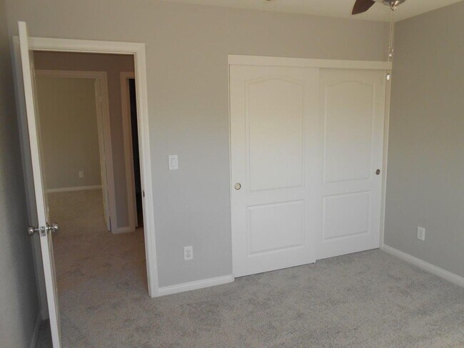 Building Photo - Beautiful Spacious Home in Mountains Edge