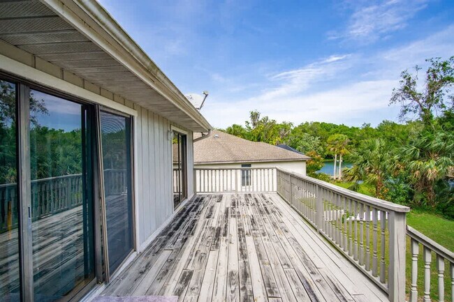 Building Photo - 1045 N Cres Dr