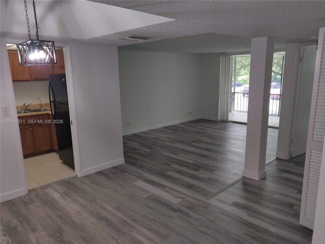 Building Photo - 3750 Inverrary Dr