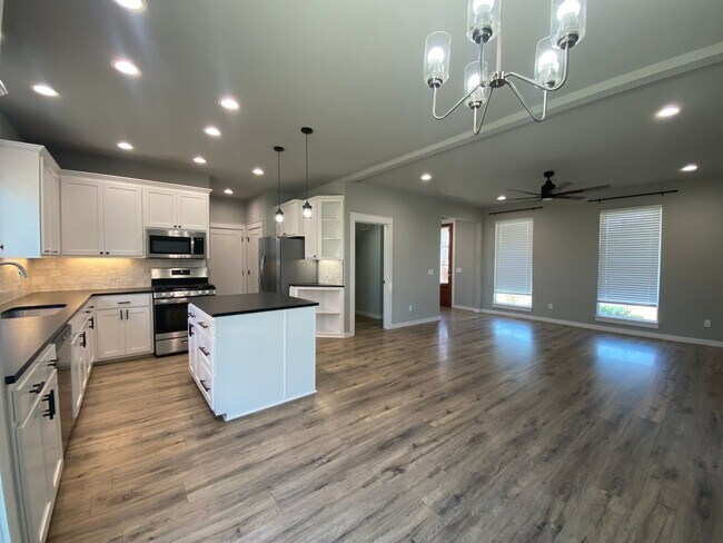 Building Photo - Stunning 3 bed 2.5 bath for rent in Coweta!!