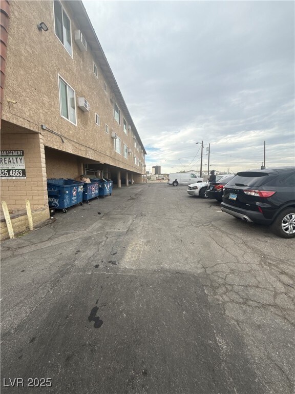 Building Photo - 305 N 10th St