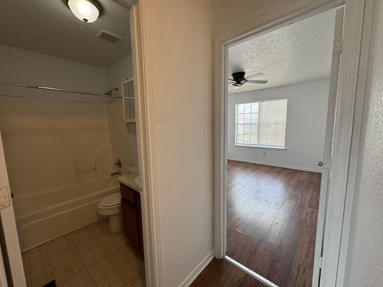 Building Photo - 2804 Leroy Cir