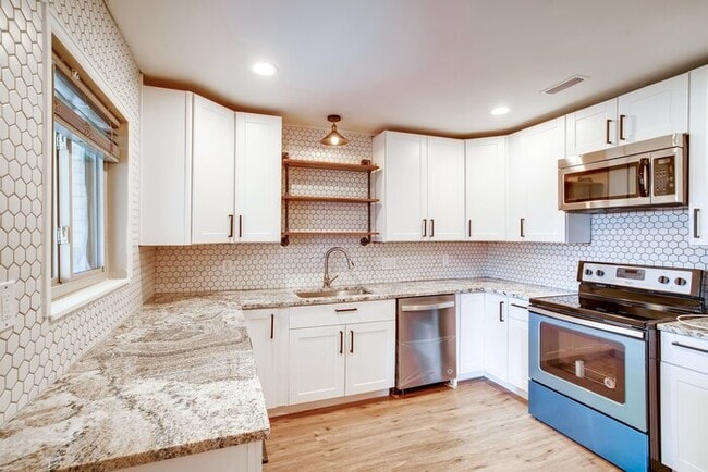 Building Photo - 1054 N Revere St