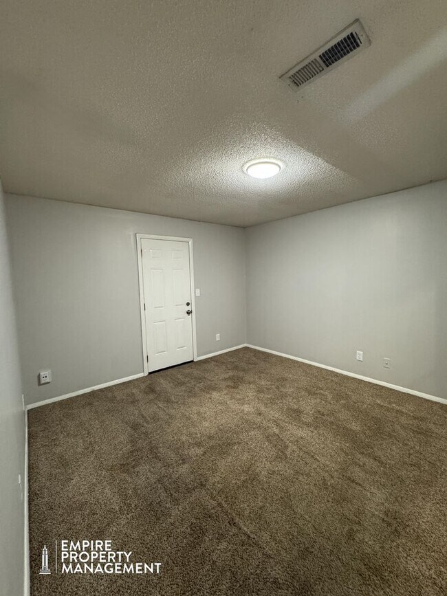 Building Photo - Move In Special: 1/2 Off 1st Month's Rent!!