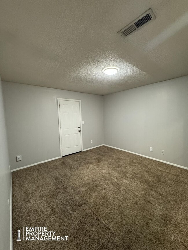 Building Photo - Move-In Special!!