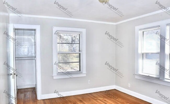 Building Photo - Charming 4-Bed Home with Fireplace & Hardw...