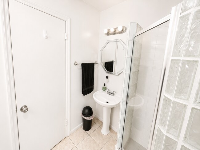 Building Photo - Large 5 Bed 3 Bath Home on East Falls - Popular Street Close to Campus!!!