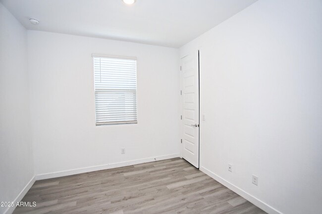 Building Photo - 1535 W Corral Rd