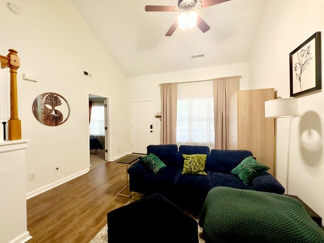 Building Photo - 694 Rock Lake Glen