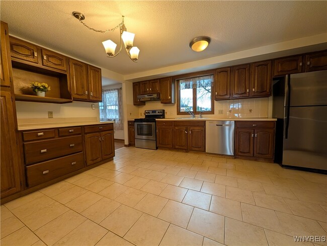 Building Photo - 270 Selkirk Dr