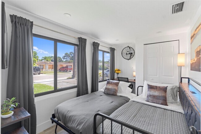 Building Photo - 719 NE 36th St