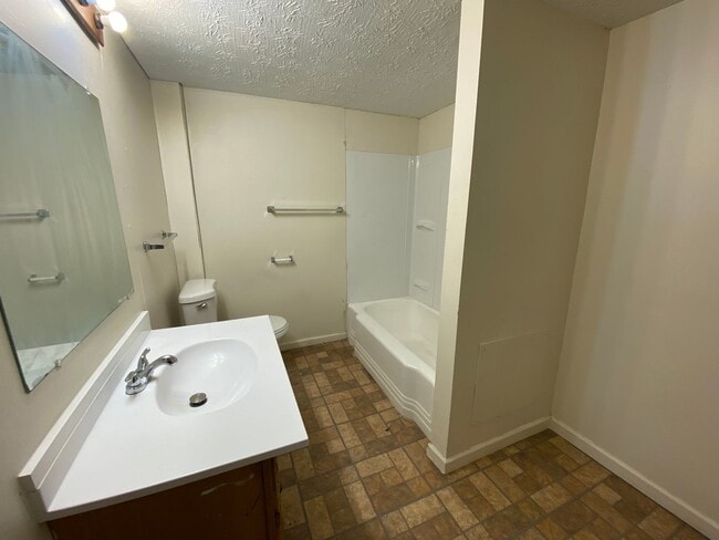 Building Photo - Room to Spread Out: 4BR/1.5BA Near Highways & Shopping