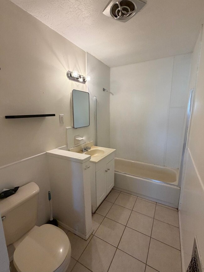 Building Photo - 317 Cagua Dr NE
