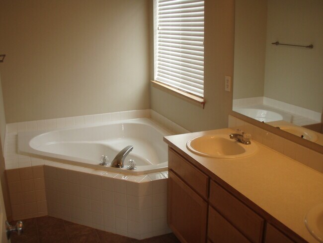 Building Photo - Welcome To SilverCreek