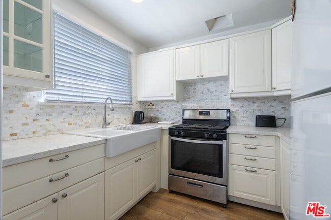 Building Photo - 119 S Bundy Dr