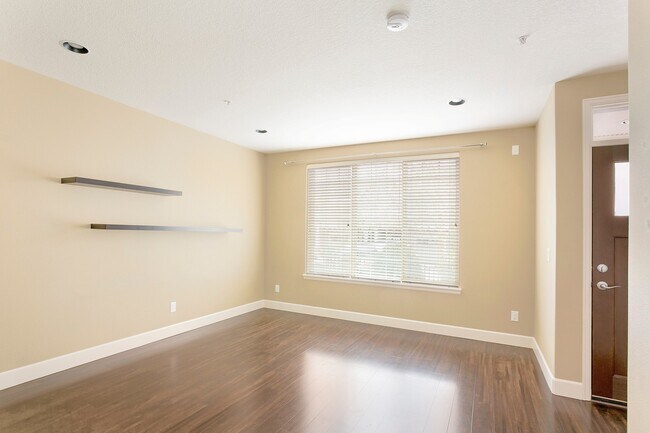 Building Photo - 3 Bedroom 2.5 Bathroom Townhome in the Hea...
