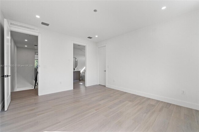Building Photo - 740 NW 24th Ct