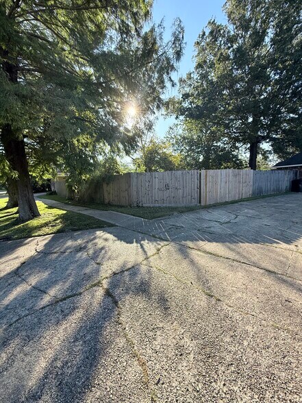 Building Photo - 2011 Aspenwood Dr