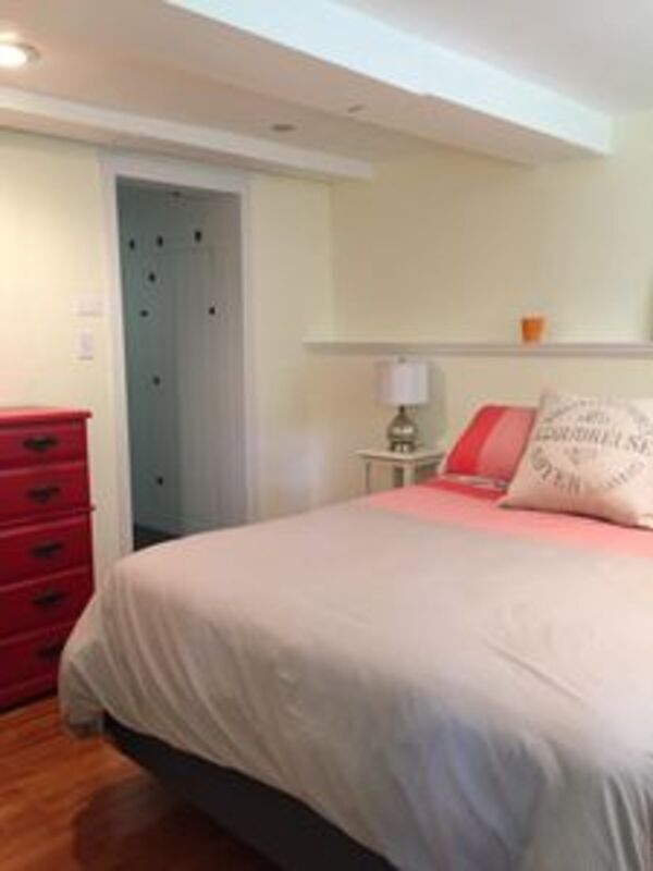 Building Photo - 342 16th Ave E