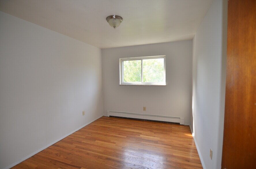 Building Photo - 8441 Cottonwood Dr