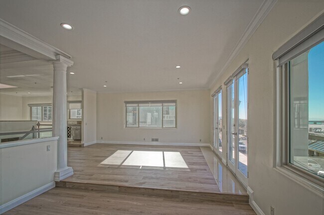 Building Photo - 301 35th St
